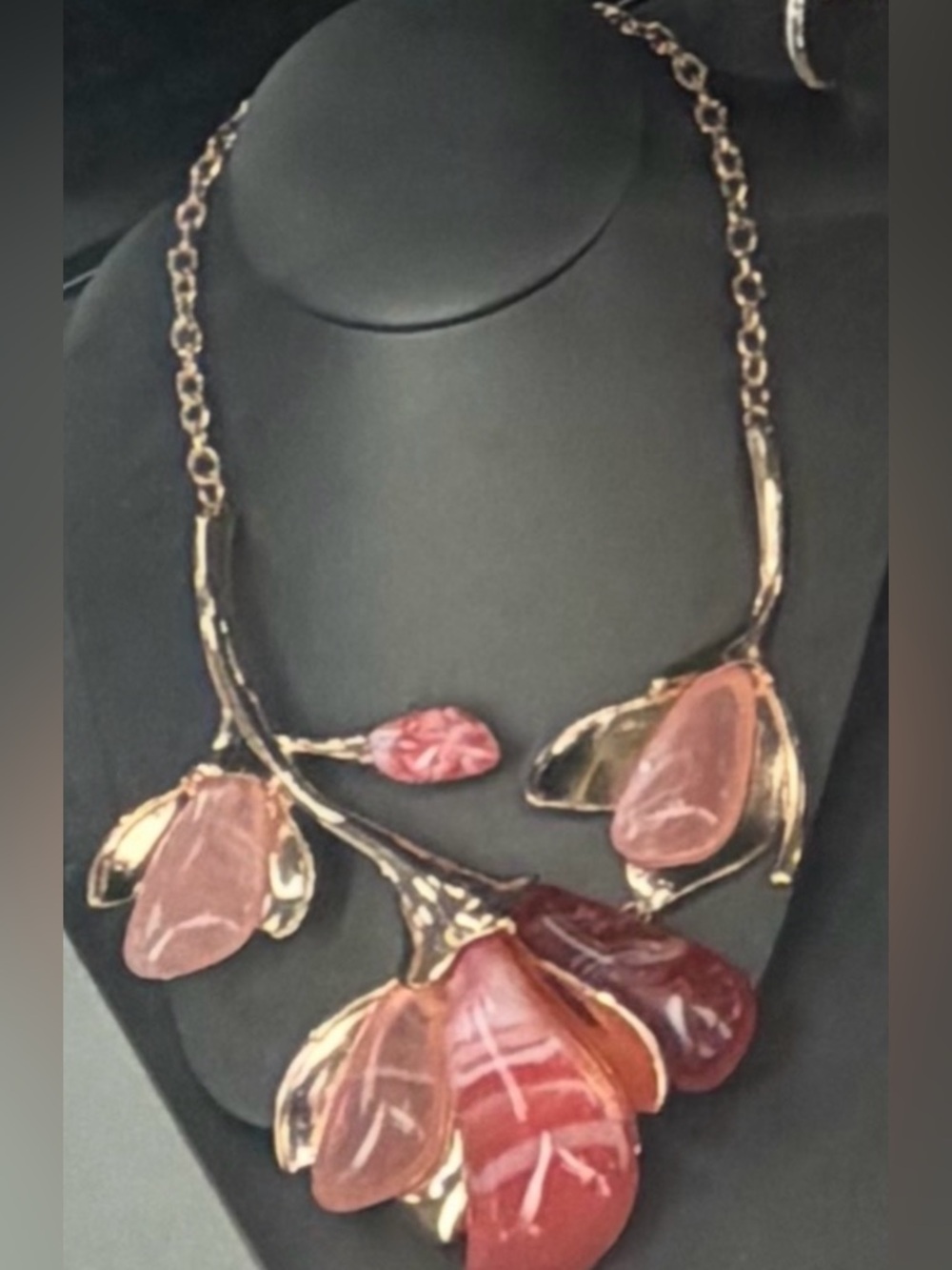 NWT ⚜️🌺⚜️ Natasha Gold Tone Statement Floral Necklace - Picture 5 of 8